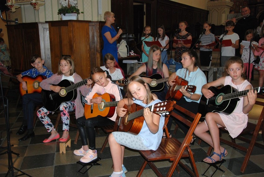 Schola i szkółka gitarowa  w Bazylice Mniejszej w Zduńskiej Woli zakończyły rok szkolny