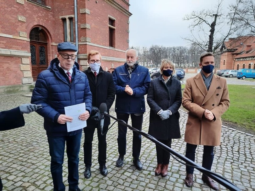 Gdańscy radni Prawa i Sprawiedliwości przy siedzibie Rady...