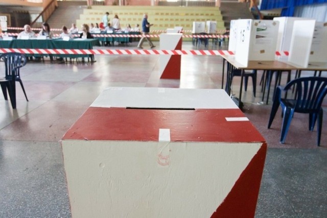 Wybory do rad osiedli we Wrocławiu odbędą się w niedzielę, 17 października. Głosować będzie można od godziny 8.00 do 20.00 w wyznaczonych komisjach obwodowych. Co prawda we Wrocławiu mamy 48 rad osiedli w których do wzięcia jest 786 mandatów, ale w 14 okręgach wybory się nie odbędą ponieważ liczba kandydatów, którzy się w nich zarejestrowali równa jest liczbie mandatów do zdobycia. Zgodnie z ordynacją wyborczą kandydaci ci automatycznie obejmą mandaty radnych. 

W tych okręgach wyborów nie będzie:
Stare Miasto – okręg wyborczy nr 3
Huby – okręg wyborczy nr 2
Huby – okręg wyborczy nr 3
Powstańców Śląskich – okręg wyborczy nr 1
Powstańców Śląskich – okręg wyborczy nr 3
Bieńkowice – okręg wyborczy nr 1
Muchobór Mały – okręg wyborczy nr 1
Muchobór Mały – okręg wyborczy nr 2
Pracze Odrzańskie – okręg wyborczy nr 2
Pawłowice – okręg wyborczy nr 1
Świniary – okręg wyborczy nr 1
Osobowice-Rędzin – okręg wyborczy nr 1
Osobowice-Rędzin – okręg wyborczy nr 2

Łącznie Miejska Komisja Wyborcza zarejestrowała blisko 1200 kandydatów reprezentujących przeróżne stowarzyszenia czy osiedlowe grupy.

Na kolejnych slajdach znajdziecie informację, kto kandyduje na danym osiedlu (wyznaczono od 1  do okręgów) i kogo reprezentuje (także w tych okręgach, gdzie głosowania nie będzie), a także o tym gdzie mieszkańcy będą mogli oddać swój głos w niedzielę 17 października. 