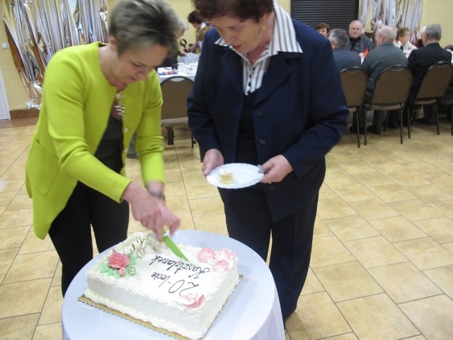Na uroczystości nie zabrakło tortu. Na zdjęciu Bernadeta Ossowska, szefowa domu kultury w Raciążu i Wanda Zwiewka.