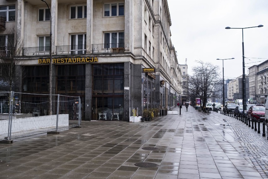 Puste witryny w Warszawie. To prawdziwy "efekt pandemii". Sklepy i restauracje bankrutują niemal codziennie