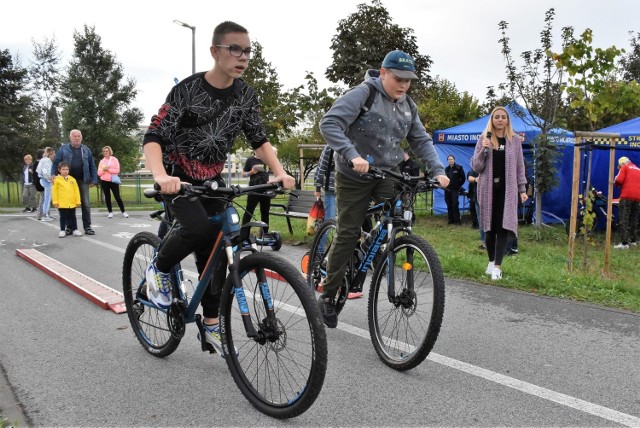 Podczas rowerowej imprezy z okazji Europejskich Dni Zrównoważonego Transportu cykliści wzięli udział w konkursach i konkurencjach sprawnościowych. Mieli okazję porozmawiać z policjantami i strażnikami miejskimi o bezpiecznym zachowaniu się na drodze i przybić piątkę z WiewiórINKA