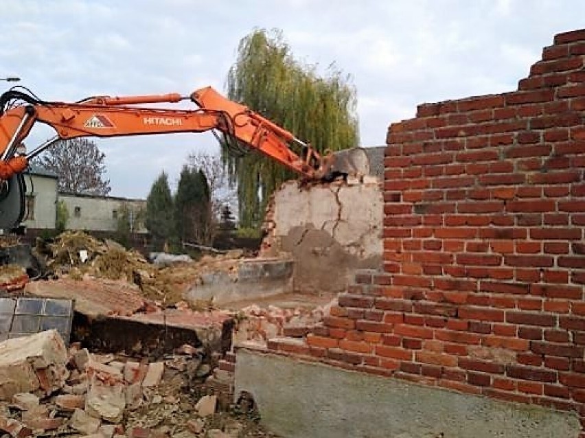 Ciężki sprzęt zrównał z ziemią stuletnią stodołę w centrum...