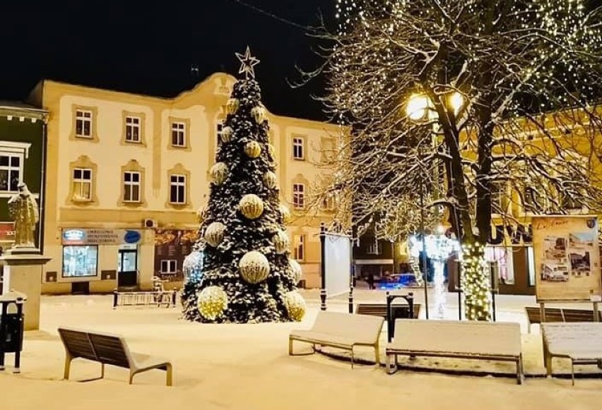 Choinka na rynku w Lublińcu została uszkodzona. Młodzież...