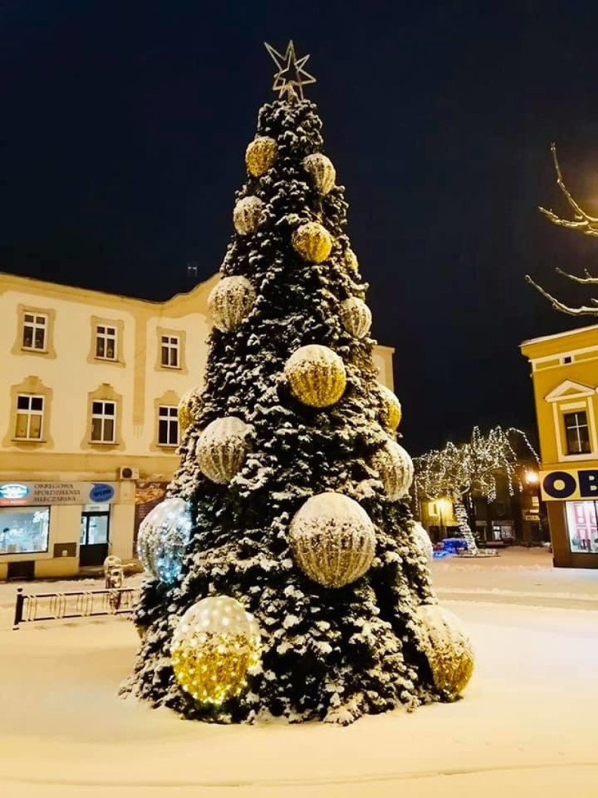 Choinka na rynku w Lublińcu została uszkodzona. Młodzież wchodzi do środka i robi sobie zdjęcia?