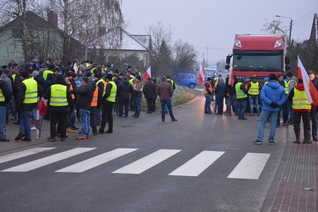 Rolnicy z pow. piotrkowskiego protestowali we wtorek, 18 grudnia pod Wieruszowem