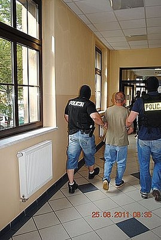 PILNE: Prokurator z Tarnowskich Gór postawił zarzuty dozorcy, który molestował uczniów [ZDJĘCIA]