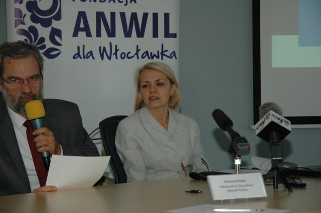 Małgorzata Kosińska, prezes Fundacji i Krzysztof Wojdyło, rzecznik prasowy Anwil SA