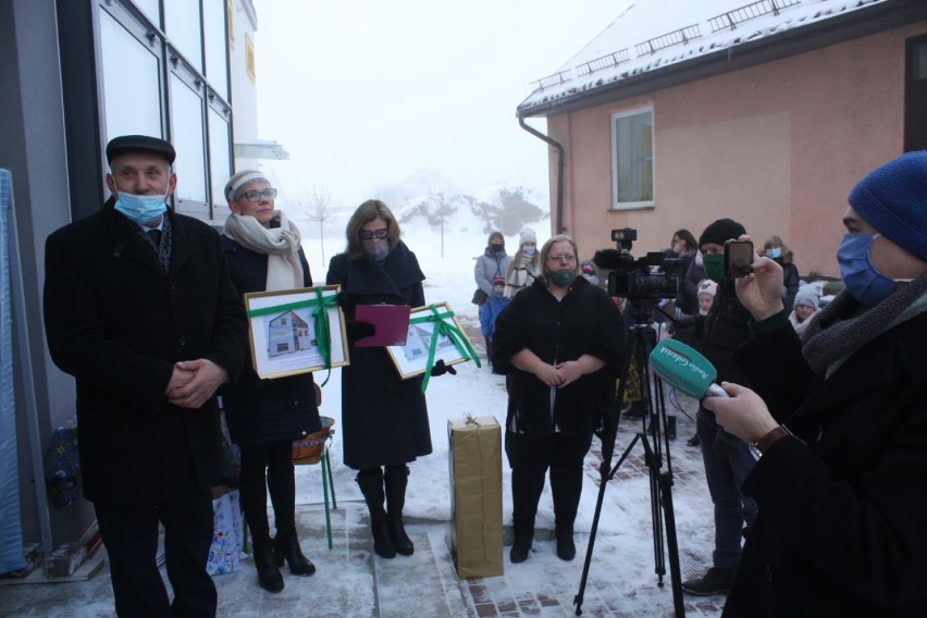 Symboliczne otwarcie nowej szkoły w Tuchomiu w gminie Żukowo