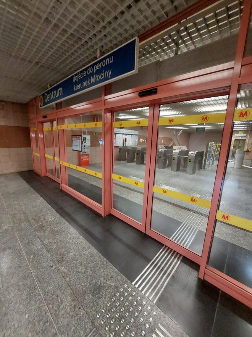 Awaria metra w Warszawie. Pociąg potrącił pasażera. 7 stacji wyłączonych z ruchu 