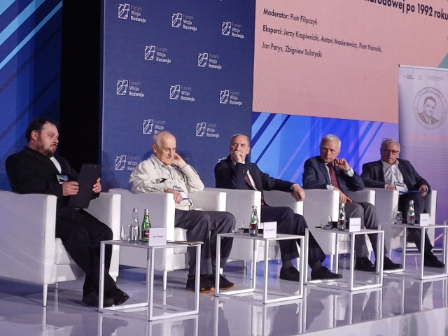 W dyskusji udział wzięli: Antoni Macierewicz, Jerzy Kropiwnicki, Piotr Naimski i Jan Parys.