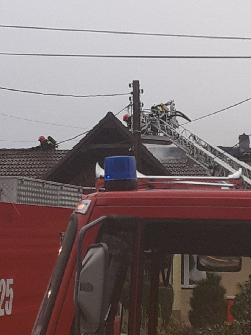 Pożar poddasza domu w Witanowicach. Ogień strawił część dachu