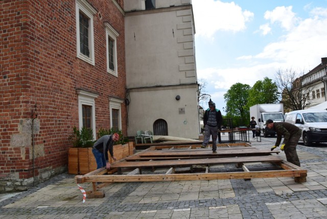 Przygotowanie ogródka przez Restauracją Lapidarium na Rynku w Sandomierzu.