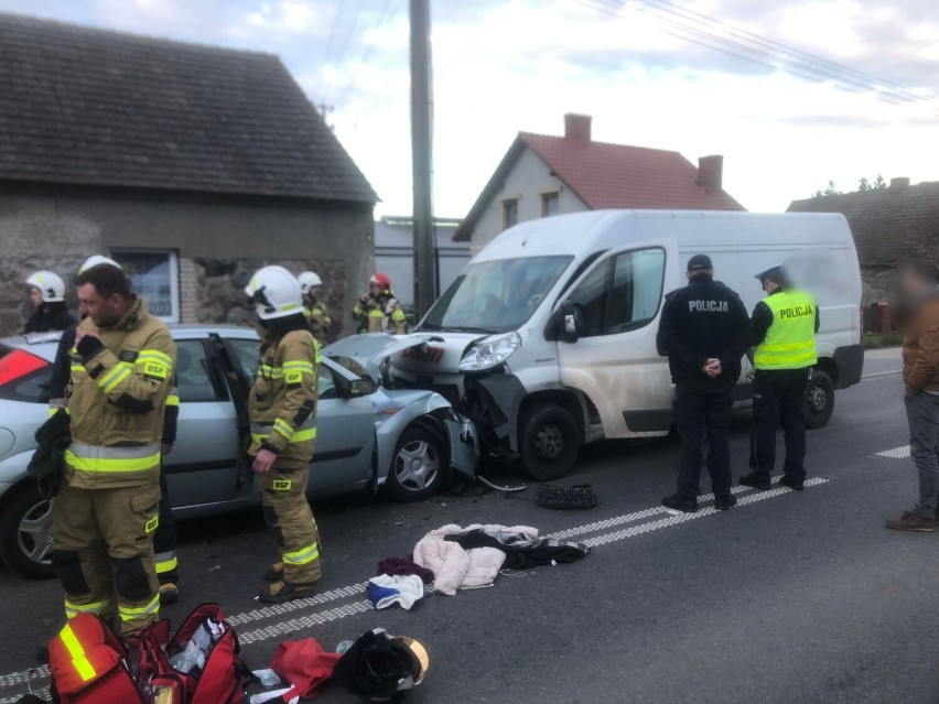 Wypadek we wsi Radomyśl w powiecie leszczyńskim. Czołowe zderzenie osobówki i busa. Na miejscu śmigłowiec LPR