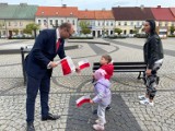 Święto Biało-Czerwonej 2023. Marcin Przydacz rozdawał flagi w Sieradzu FOTO