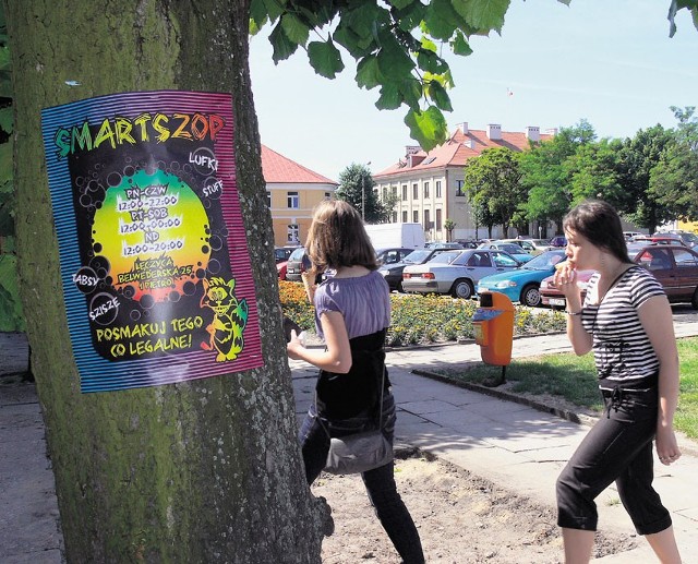 Plakaty reklamujące nowy sklep zawisły m.in. na drzewach w centrum Łęczycy