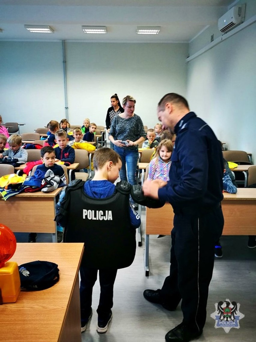 Wałbrzych: Dzielnicowi drugiego komisariatu rozmawiali z najmłodszymi o bezpieczeństwie