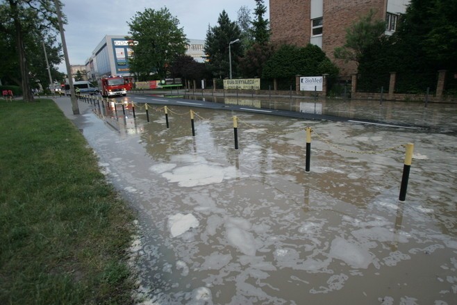 Wrocław: Ulica Braniborska pod wodą po pęknięciu wodociągu (ZDJĘCIA)