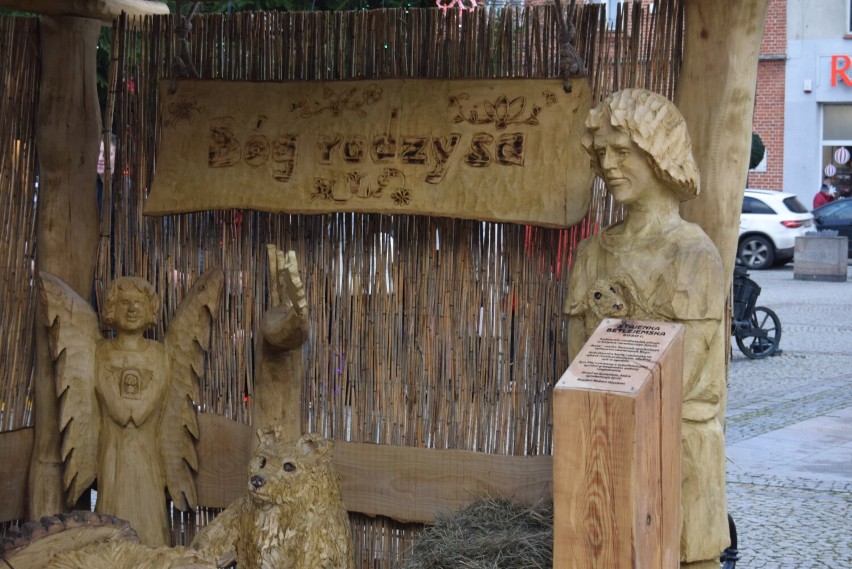 Mieszkańcy mogą już oglądać niezwykłą Stajenkę Betlejemską na Rynku w Kościerzynie ZDJĘCIA