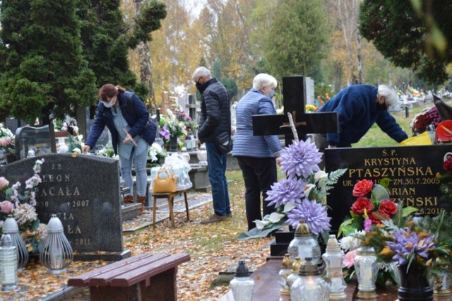 Mieszkańcy długo czekali, by móc zapalić znicze na grobach swoich bliskich. Tak było oczywiście m.in. w Zduńskiej Woli. Cmentarze przy Bema i na osiedlu Karsznice ludzie mogą odwiedzać od 3 listopada