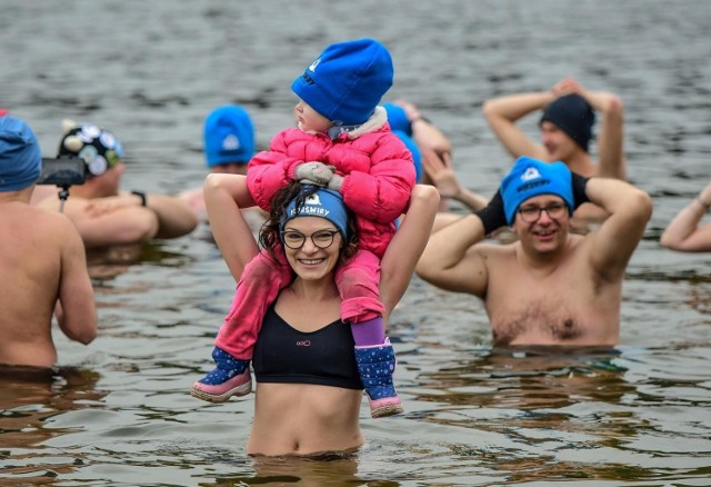 Tradycyjnie w niedzielne południe morsy z Bydgoszczy i okolic spotkały się w Pieckach. W Jeziorze Jezuickim odbyły się zimowe kąpiele miłośników lodowatych kąpieli. Znów było mnóstwo zabawy, radości i frajdy. ZOBACZ ZDJĘCIA >>>