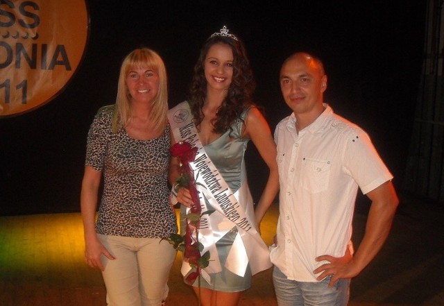 Justyna Rajczyk, Miss Polonia Województwa Lubuskiego 2011, z Rodzicami podczas gali.