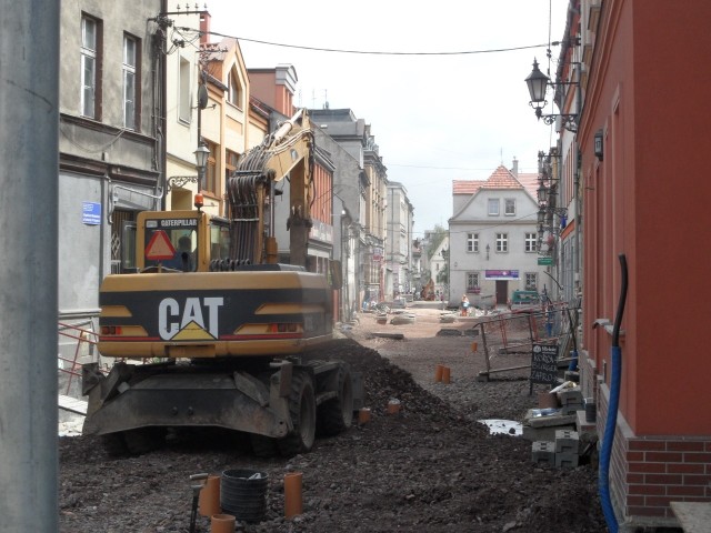 Na ulicy Kaczyniec również zakończono wymianę sieci podziemnych, takich jak rury wodociągowe czy gazociągowe oraz sieci teletechniczne. Teraz trwają prace związane z tworzeniem podbudowy drogi, na której położona zostanie dopiero nawierzchnia. Planowane zakończenie wszystkich prac w tym miejscu przypada na koniec listopada. Oczywiście tego roku.