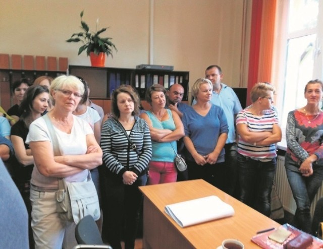 Mieszkańcy Porąbki Uszewskiej  w piątek przyszli spotkać się z  nową dyrektorka szkoły i zapytać ją, jakie ma plany wobec placówki