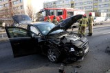 Wypadek na ulicy Żołnierzy II Armii Wojska Polskiego w Legnicy. Kierowca auta osobowego uciekł, zdjęcia