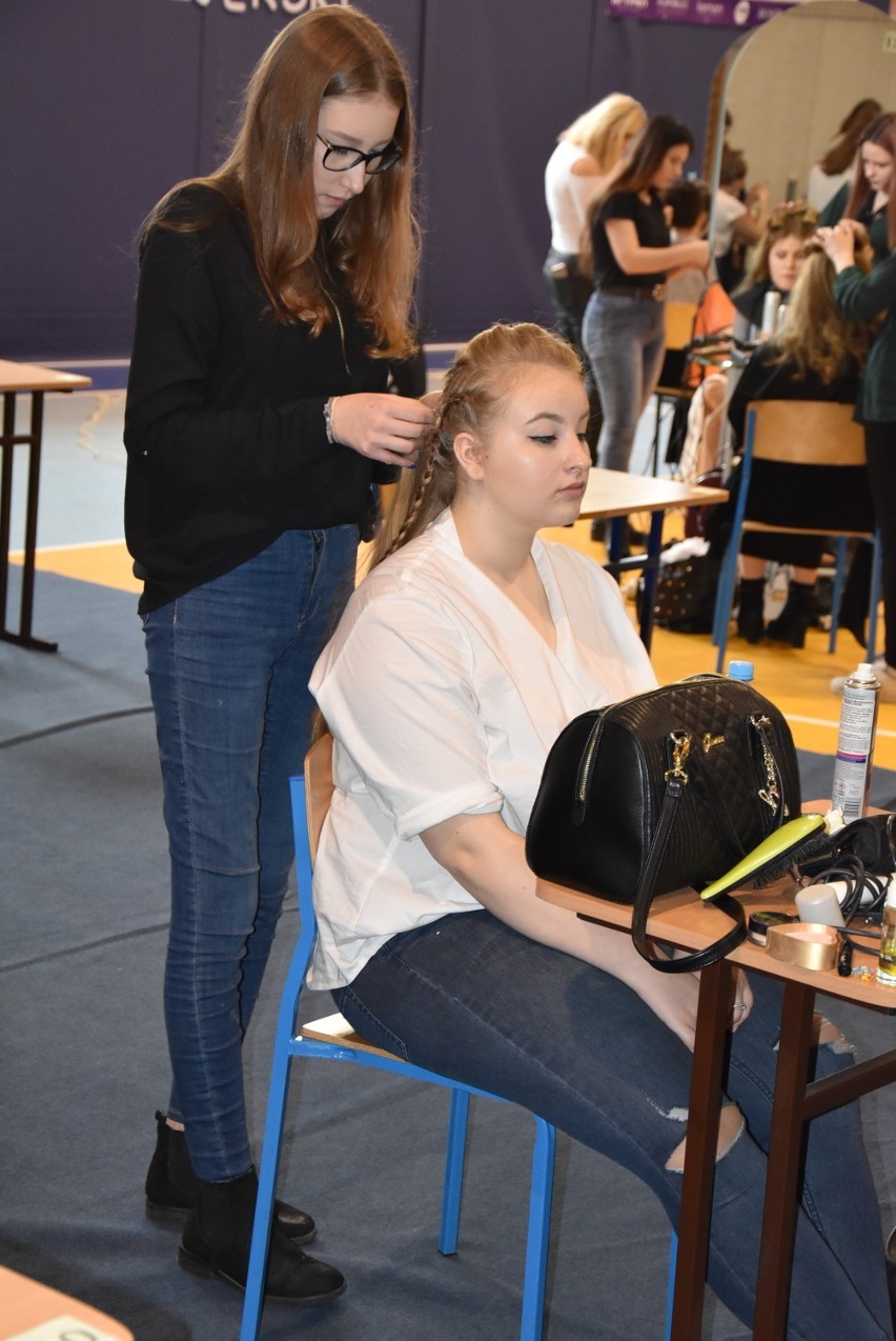 Najlepsi młodzi fryzjerzy z regionu rywalizowali w XVI Międzyszkolnym Konkursie Fryzjerskim w Zespole Szkół Zawodowych im. Zesłańców Sybiru