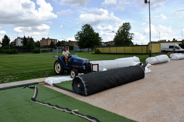 Układają sztuczną trawę na nowym boisku w Piotrkowie na stadionie Concordia