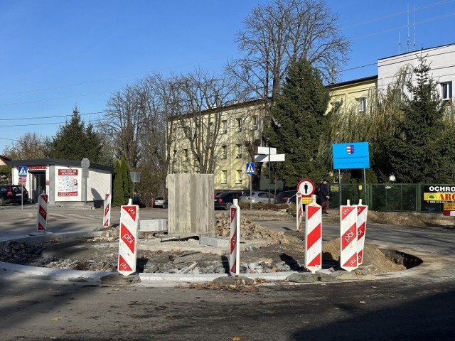 Prace są bardzo zaawansowane a w centrum  ronda stanął już postument, na którym zostanie zamocowana instalacja – antena radiotechniczna. Więcej na kolejnych zdjęciach