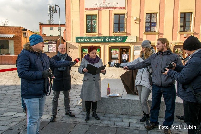 Wzięli sprawy we własne ręce! Mieszkańcy przecięli wstęgę na lubińskim rynku