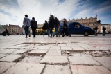 Kraków. Plac Mariacki pozostanie dziurawy [ZDJĘCIA, WIDEO]