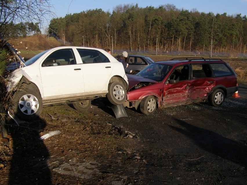 Wypadek w Nowej Wsi Malborskiej [ZDJĘCIA]. Zderzyły się dwa samochody osobowe