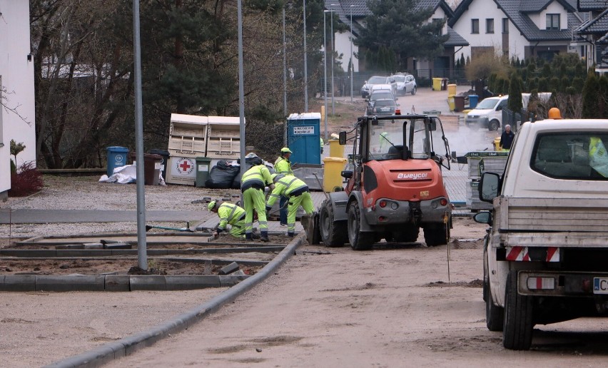 Trwa budowa ulicy Północnej na nowym osiedlu jednorodzinnym...