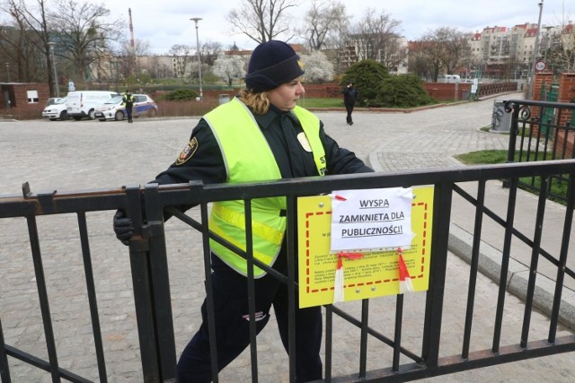 Nowe obostrzenia zależą m.in. od liczby zakażeń koronawirusem, jaka zostanie ogłoszona we wtorek i środę - gdy ze wszystkich sanepidów spłyną już dane o zakażeniach w weekend. Minęły właśnie dwa tygodnie od wprowadzenia pierwszych obostrzeń podczas drugiej fali epidemii. I właśnie dane z weekendu pokażą, czy obostrzenia te przyniosły skutek. 

Jeśli liczba zakażonych przekroczy 20 tysięcy, należy spodziewać się nowych ograniczeń. Jeśli - podobnie jak w niedzielę czy poniedziałek - będzie oscylowała w granicach kilkunastu tysięcy, może wystarczyć utrzymanie tych obostrzeń, które obowiązują dziś.

Nie ma jednak żadnych szans, by już teraz zniesiony został zakaz działalności restauracji i basenów, limit klientów w sklepach, limit wiernych w kościołach czy zakaz zgromadzeń powyżej 5 osób. Nadal obowiązkowe będzie też noszenie maseczek wszędzie w przestrzeni publicznej.

Zakaz przemieszczania się? Rząd rozważa taki przepis. Czytaj więcej na kolejnych slajdach - posługuj się klawiszami strzałek, myszką lub gestami.
