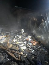 Pożar drewnianej szopki w Golimowie. Na miejscu działały 4 zastępy straży