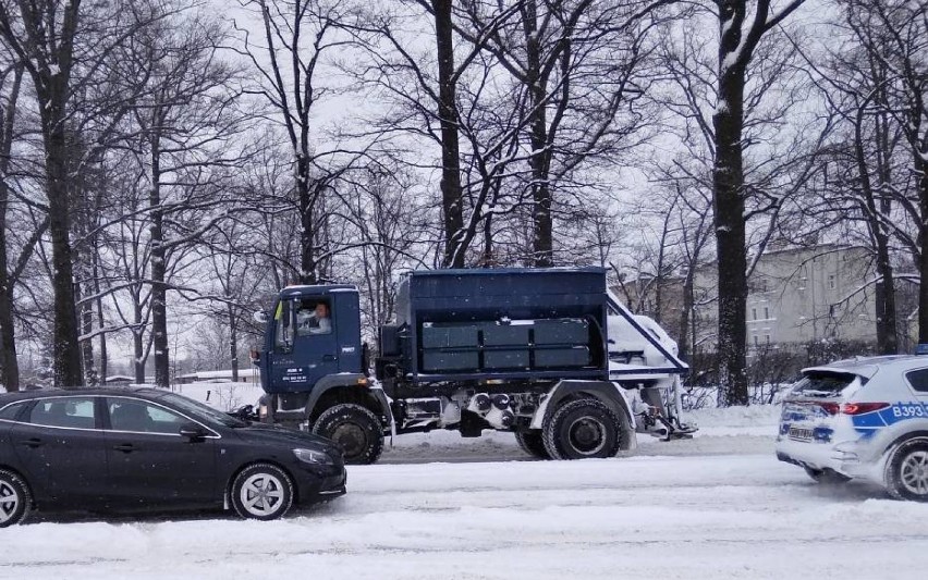 Odśnieżanie Wałbrzycha luty 2021. Miasto sparaliżowane po...