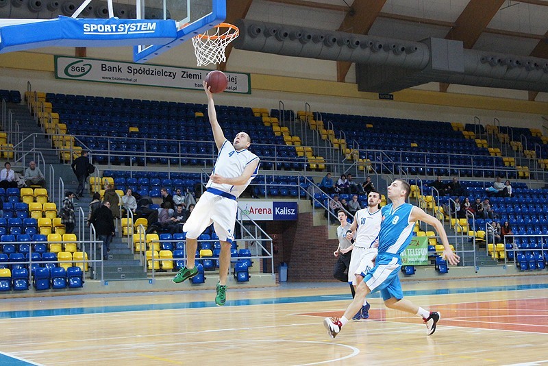 Koszykarze MKS Kalisz w meczu na szczycie wygrywają z Obrą Kościan 69:49. ZDJĘCIA