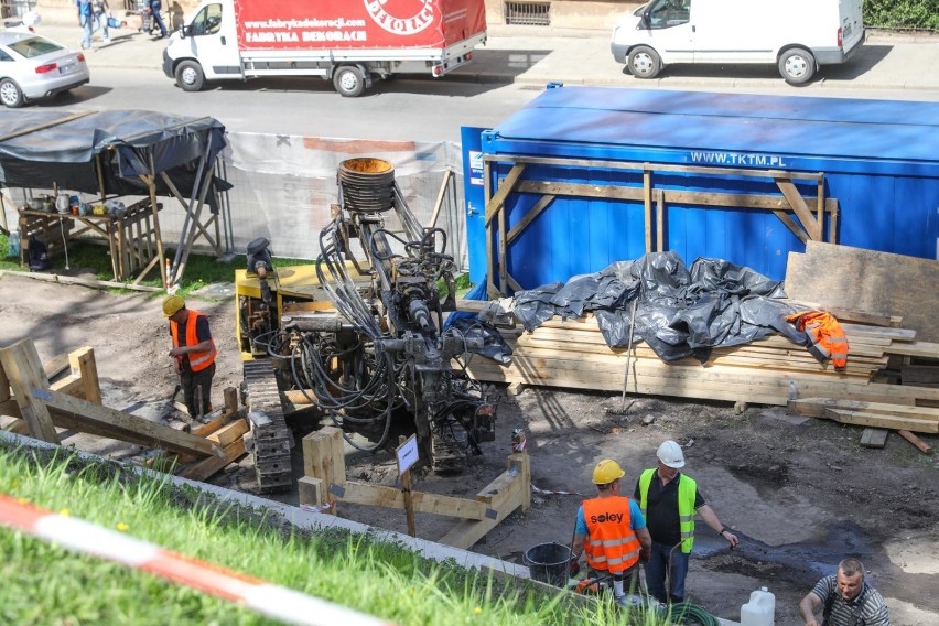 Kraków. Stok wawelski już zabezpieczony po katastrofie budowlanej, teraz wbijane są kotwy