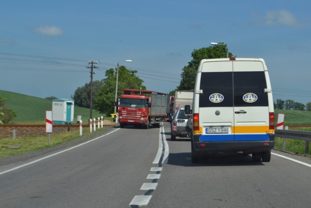 Tak w czwartek wyglądała sytuacja na przejeździe kolejowym w Koniecwałdzie - ruchem kierowała policja