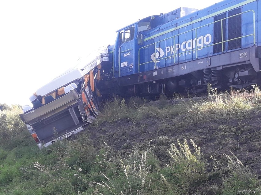 Wypadek w Skroninie na linii kolejowej Opoczno-Końskie. Pociąg uderzył w autobus, trzy osoby ranne [ZDJĘCIA]