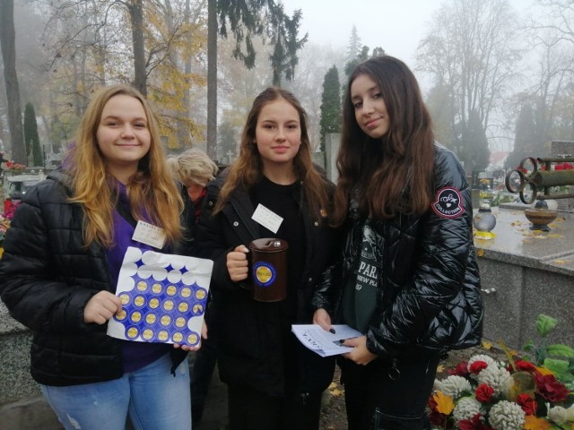 Od lewej: Lena, Oliwka i Alicja z Ic II Liceum Ogólnokształcącego w  Sandomierzu w poniedziałek, 31 października kwestowały na Cmentarzu Katedralnym. Więcej na kolejnych zdjęciach.