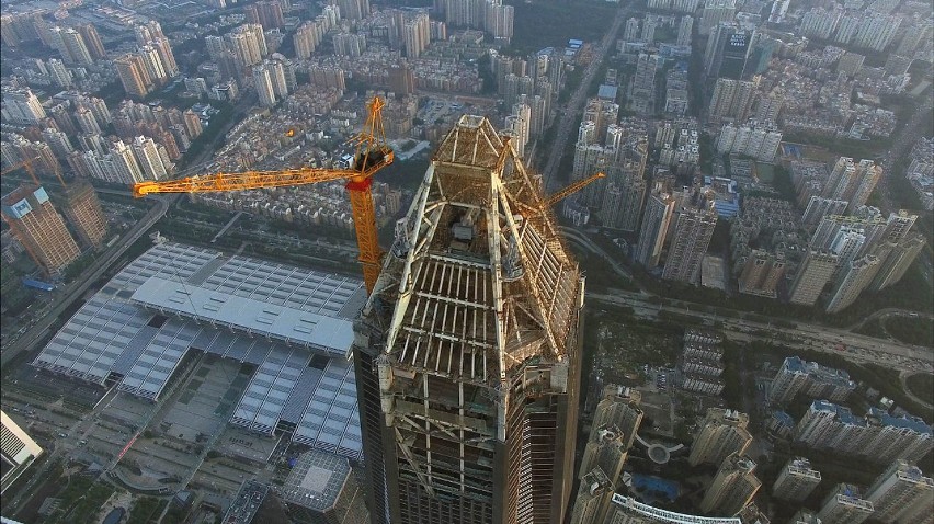 Będący na ukończeniu wieżowiec powstaje w Shenzhen w...