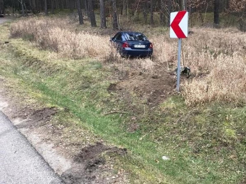 Samochód wypadł z drogi, kierowca próbował uciec [ZDJĘCIA]