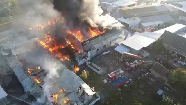 Ogień strawił część hal produkcyjnych i magazynowych o powierzchni 2 tys. mkw.