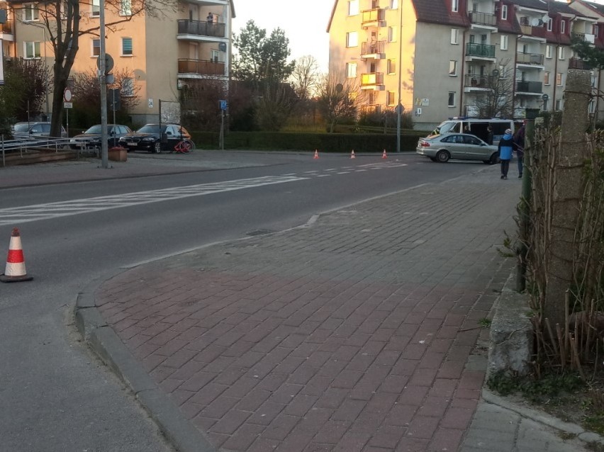 Na Armii Krajowej w Lęborku kierujący mazdą potrącił rowerzystę [ZDJĘCIA]
