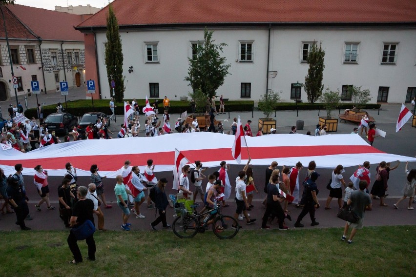 Mieszkańcy Krakowa przeszli ulicami miasta w geście solidarności z Białorusinami