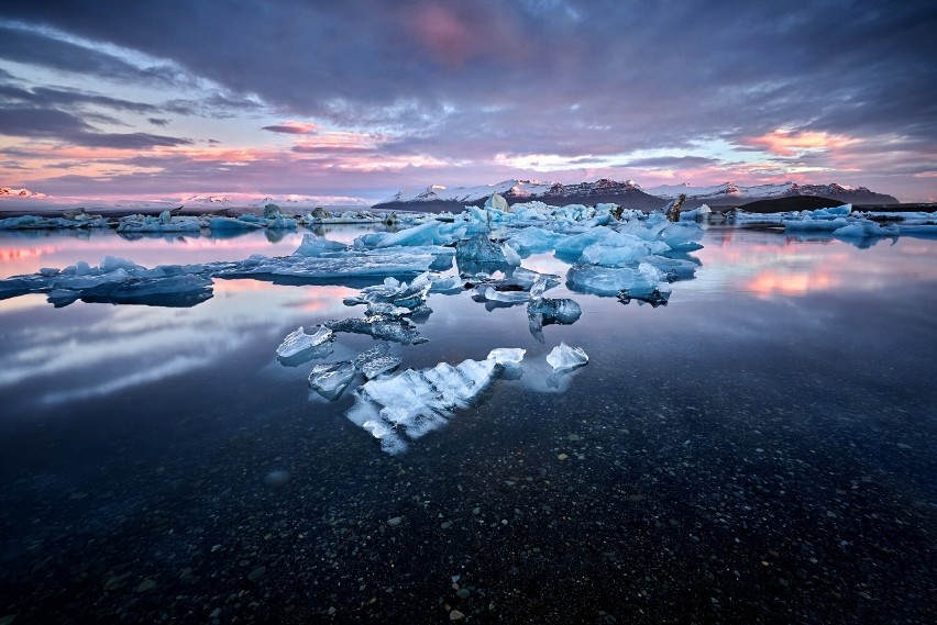 Diamentowa Plaża na Islandii, znana również jako...